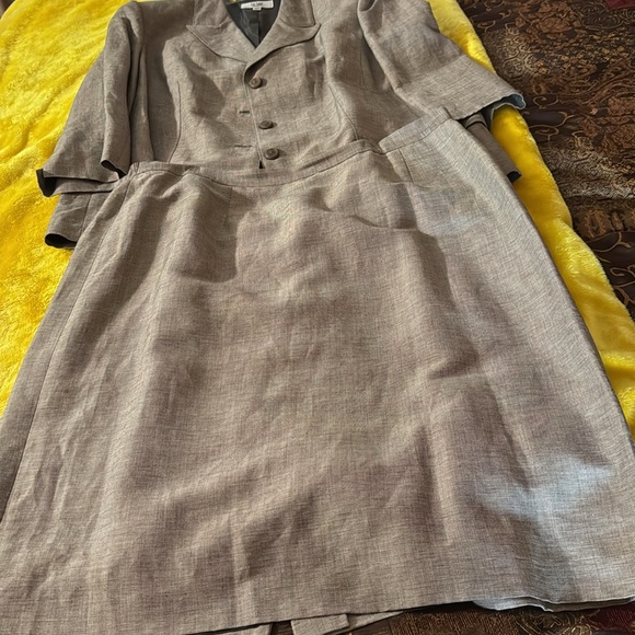 Women’s two piece suit by Le Suit.  Size 22W with back zipper.  Beige - Picture 3 of 3